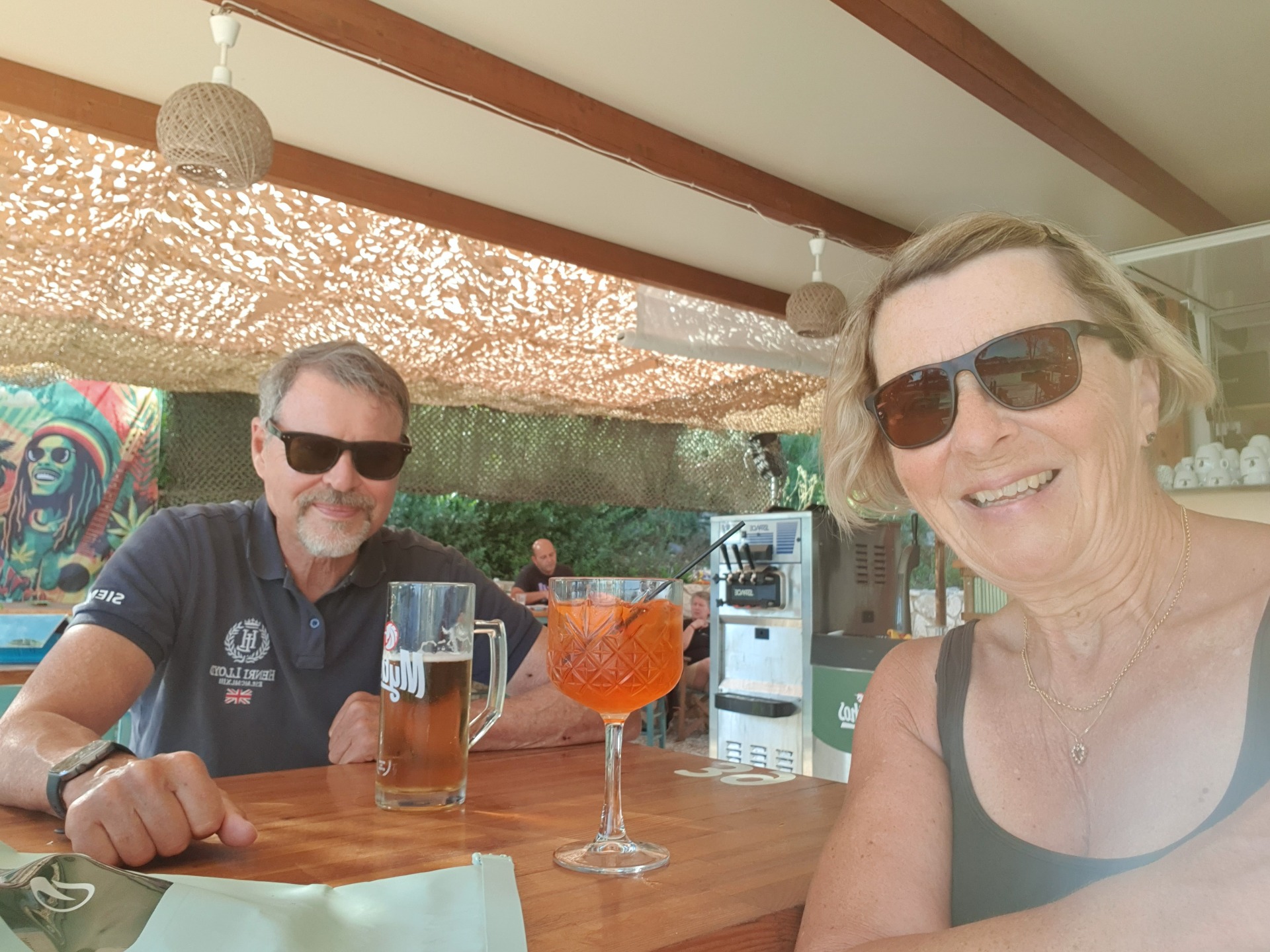 Vi tog jollen över viken till en bar och tog en öl/drink